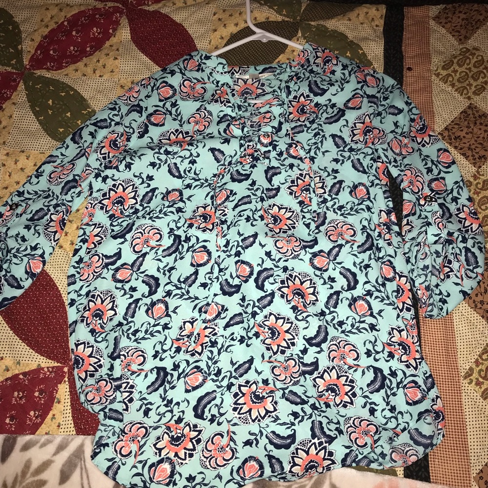 A long shirt with quarter sleeves